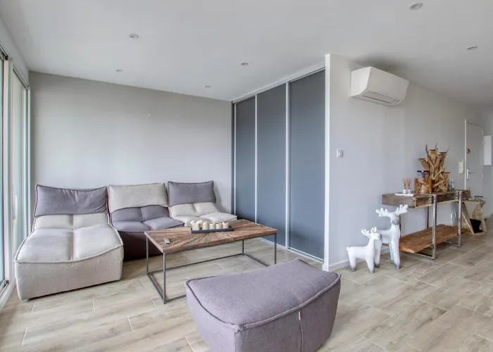 Bright 50 M In The Centre Of Apartment