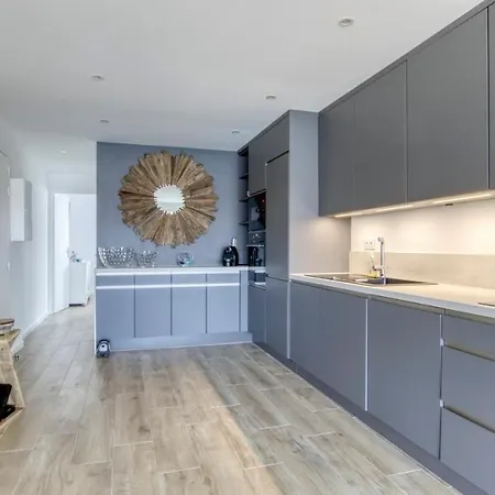Apartment Bright 50 M In The Centre Of Sanary-sur-Mer