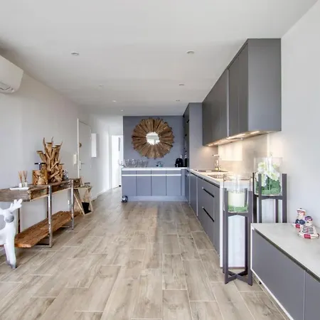 Apartment Bright 50 M In The Centre Of Sanary-sur-Mer