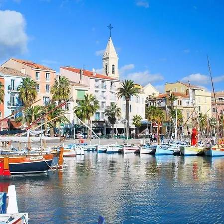Apartment Bright 50 M In The Centre Of Sanary-sur-Mer