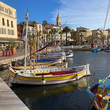 Apartment Bright 50 M In The Centre Of Sanary-sur-Mer